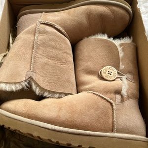 Cream Uggs size 7. Worn. But in good condition